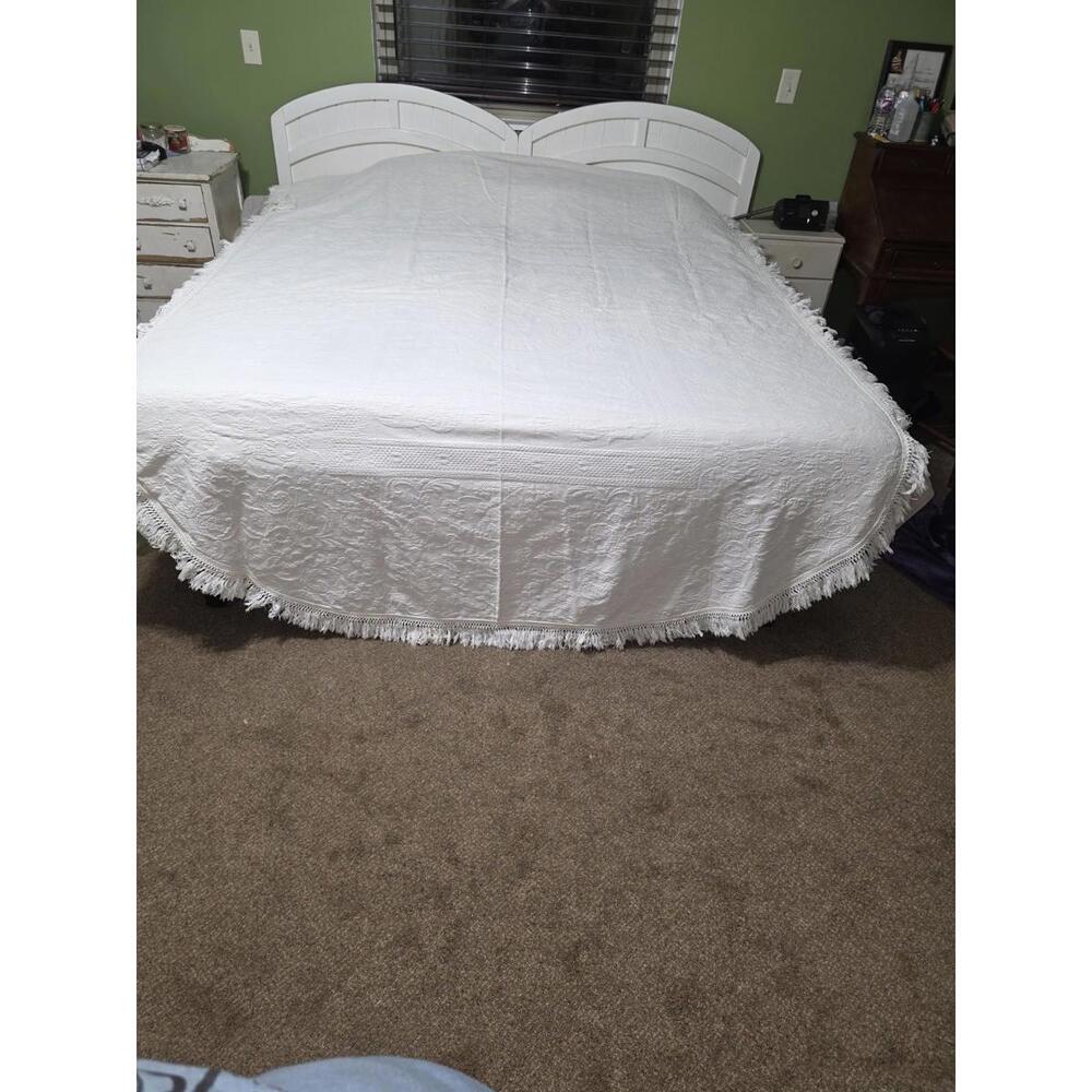 Bates Queen  Elizabeth White Jacquard Bedspread Set w  Fringe 72" W X 104"L